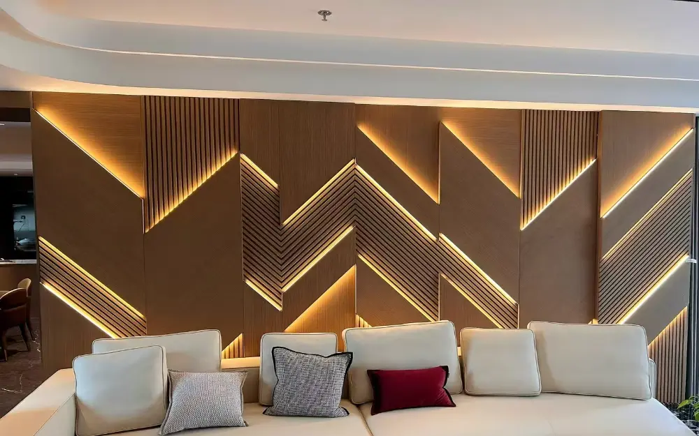 Acabado impecable de un servicio profesional de revestimiento de paredes con diseños geométricos modernos.