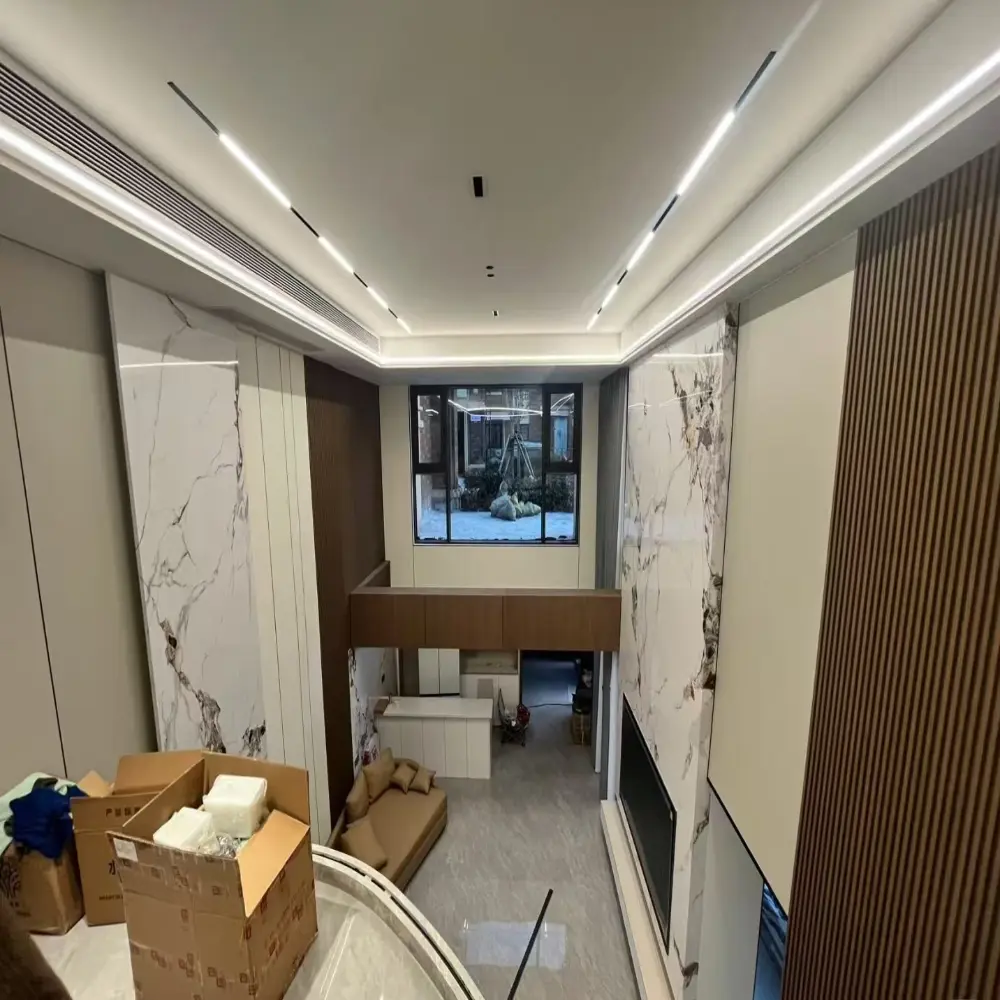 Vista completa de una sala de lujo moderna con paneles de pared WPC y detalles en mármol SPC.