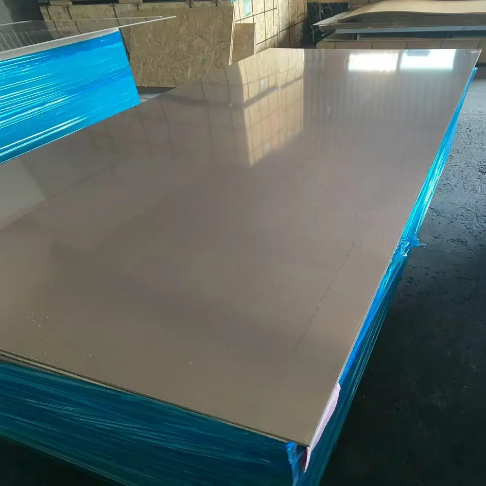 Gran inventario de paneles decorativos con superficie metálica en nuestro almacén listos para envío.