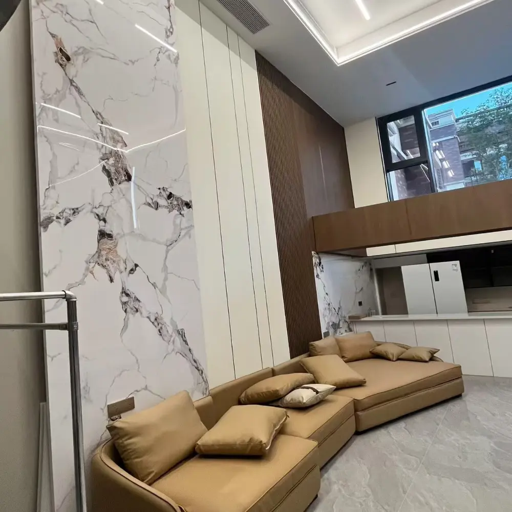 Diseño moderno de fondo de sofá con paneles de pared ranurados de WPC en disposición vertical.