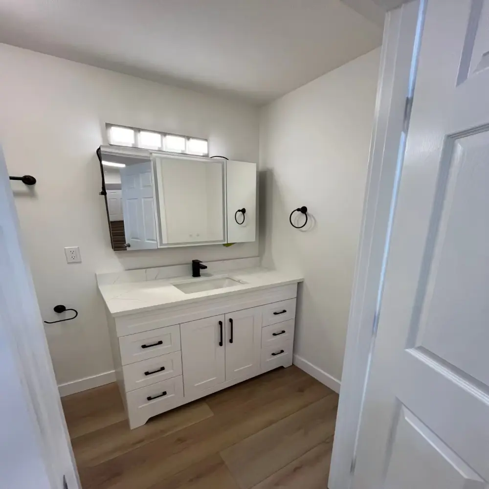 Piso SPC de 6 mm impermeable instalado en el baño de un sótano.