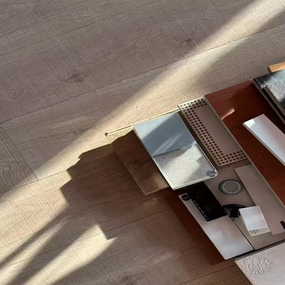 Piso SPC de grado comercial con acabado de veta de madera natural.