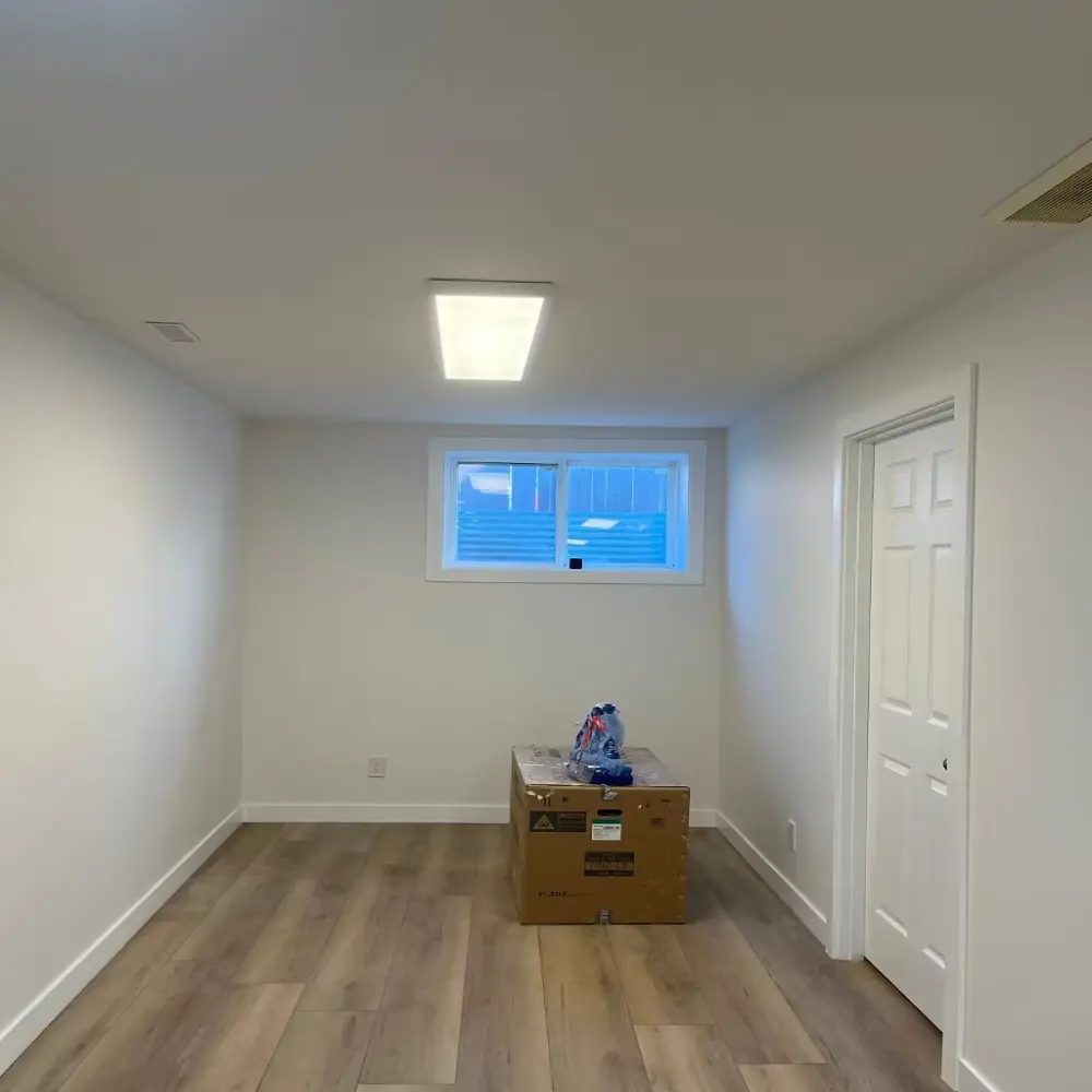 Piso SPC de 6 mm impermeable en un cuarto de servicio pequeño en el sótano.