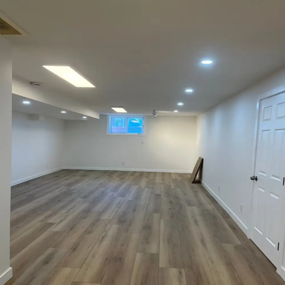 Sótano típico de Quebec con piso SPC y una pequeña ventana superior.