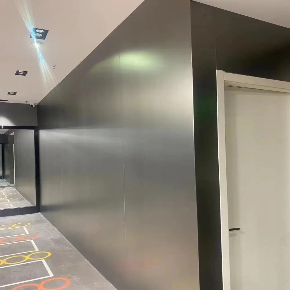 Interior de gimnasio moderno con paneles de pared metálicos de 5mm.