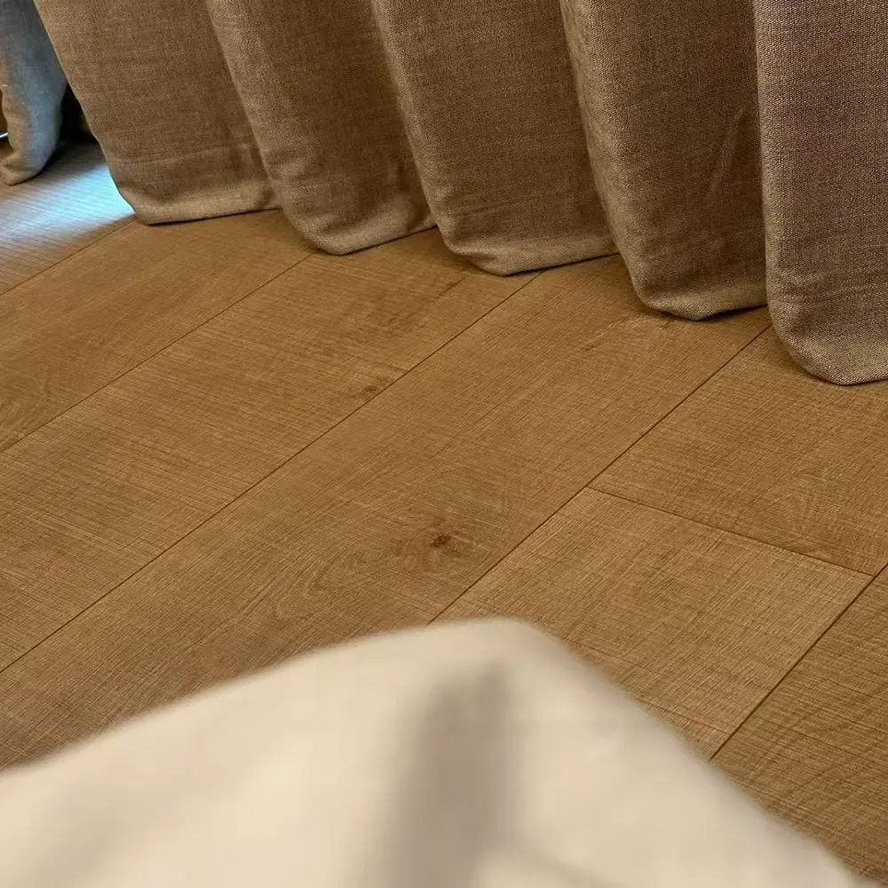 Tablones de vinilo SPC de 5 mm impermeables instalados en un proyecto para el sector de hotelería.